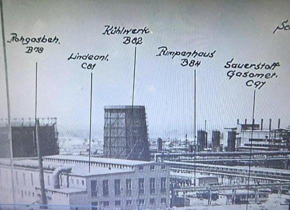 Auschwitz-Monowitz, aus dem Dokumentarfilm „Monowitz ein Tatort“ von Alfred Jungraithmayr, 2002, dvd: absolut-medien 2015 