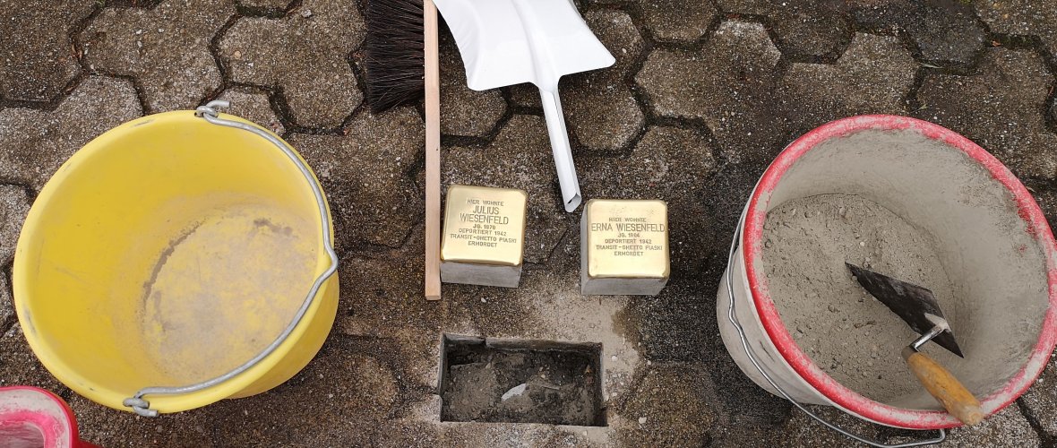 Verlegung von Stolpersteinen Verlegung von Stolpersteinen