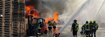 Großbrand in Gustavsburg - Palettenfirma