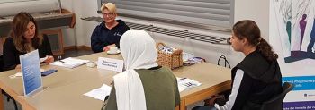 Pflegedienstleiterin Elke Zerfaß und die Auszubildende, Nurcim Özdemir, Altenzentrum „Haus Mainblick“, im Gespräch mit interessierten Schülerinnen