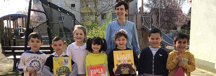 Ute Sixel übergibt Bücher an Vorschulkinder der Kita II