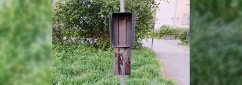 Vandalismus im Stadtgebiet: zerstörte Doggy-Station