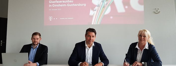 v.l.n.r.: Technischer Projektleiter der Deutschen Telekom, Bernd Mander, Bürgermeister Thies Puttnins-von Trotha und Regionalmanagerin der Deutschen Telekom, Simone Remdisch
