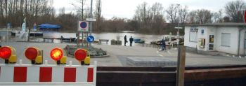 Hochwasser in Ginsheim: der Durchlass an der Rheinstraße zum Altrheinufer ist geschlossen