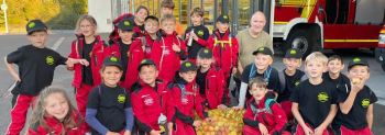 Kinderfeuerwehr keltert Apfelsaft