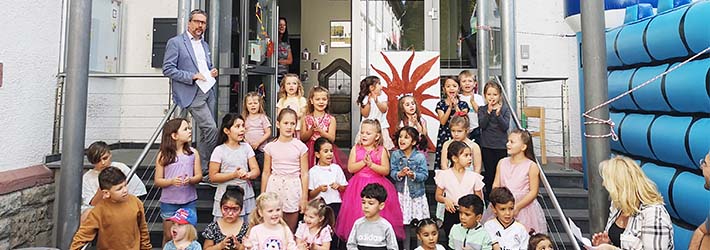 Kinder und Bürgermeister Thorsten Siehr beim Weltkindertag am ZAG
