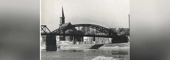 Die Straßenbrücke über den Main
