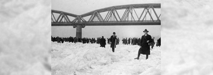 17.02.1929 auf dem zugefrorenen Rhein vor der Eisenbahnbrücke zwischen Mainz und Gustavsburg – Bild von Georg Glaser