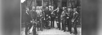 Pfarrer Karl Knab (5. von links) inmitten seines Bläserchores im Jahr 1921 vor dem Gerberhaus Gustavsburg