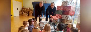 Geschenkübergabe in der Kindertagesstätte "Die Mainpiraten"