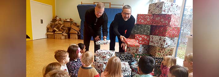 Geschenkübergabe in der Kindertagesstätte "Die Mainpiraten"