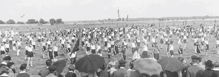 Freiübungen am Weltkindertag in Mainz-Ginsheim am 19. Juli 1931