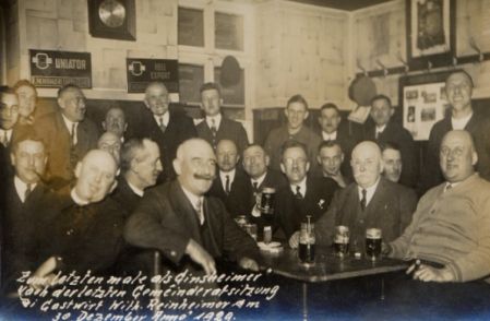 Nach der letzten Gemeinderatssitzung am 30.12.1929 bei Gastwirt Wilhelm Reinheimer in Ginsheim, Rheinstraße (heute Gasthaus Stadt Mainz).